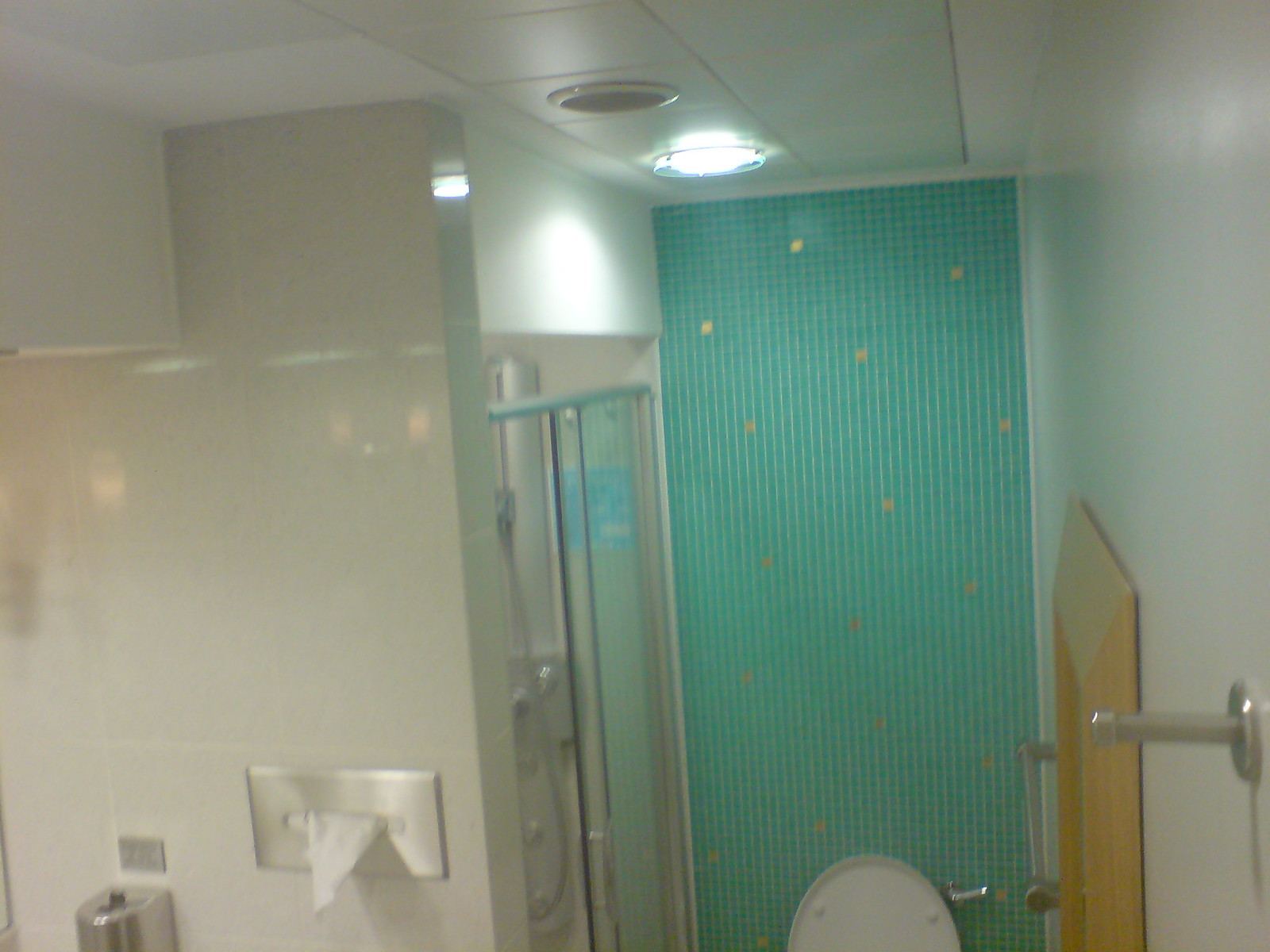 Shower unit cubicle thing: the private shower rooms you get at the BA arrivals lounge, Heathrow T4
